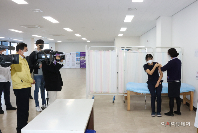 주낙영 경주시장이 큰마디큰병원을 직접 찾아 백신 접종을 하고