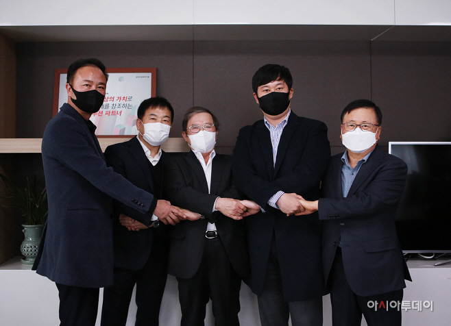 사진. 금호석유화학_2021년 임단협_노사대표_기념사진