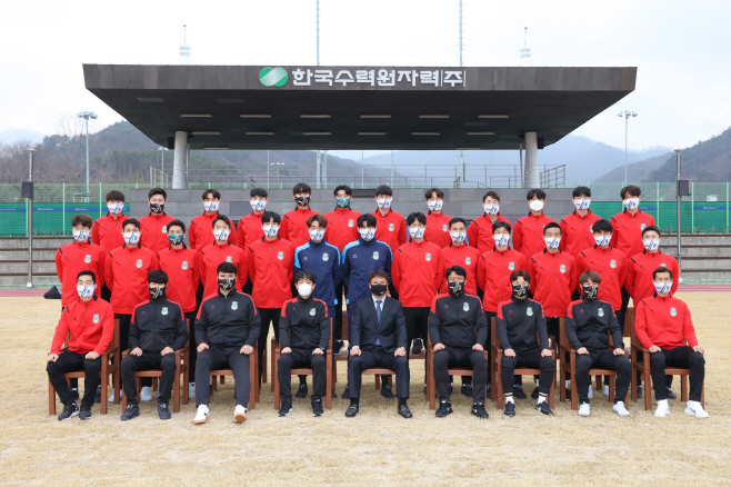사진. 경주 한수원 남자축구단 단체사진(마스크 착용) (1)