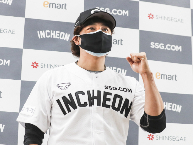 인터뷰하는 SSG 추신수<YONHAP NO-4179>