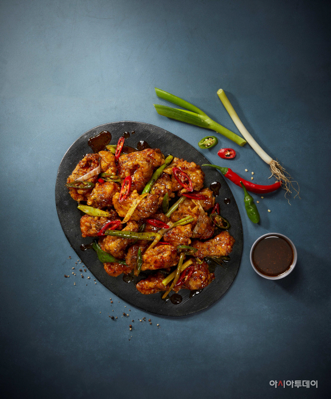 [사진1]BBQ치킨_BBQ,매콤새콤단짠 황올한 깐풍치킨 출시
