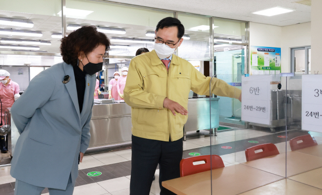 급식실 점검하는 정종철 차관