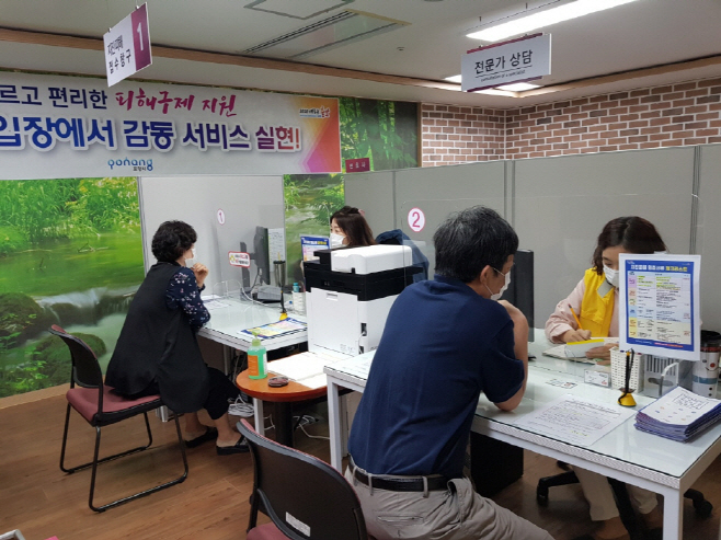 지진으로 피해를 입은 주민들이 접수처에서 무료상담을 통해 피