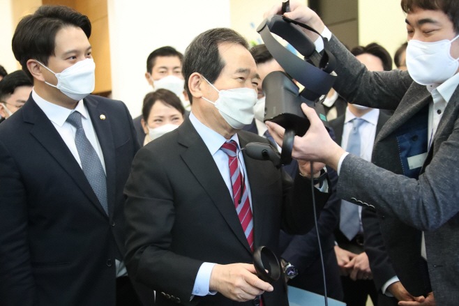 VR 장비 착용하는 정세균 총리