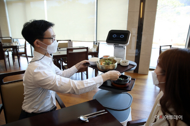 [사진자료] 아워홈 서빙로봇 도입 관련 이미지_1