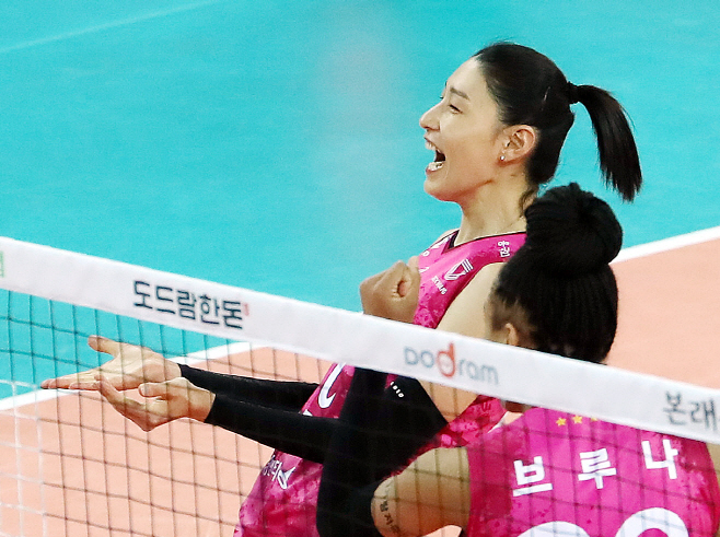 동료 득점 기뻐하는 김연경<YONHAP NO-4852>