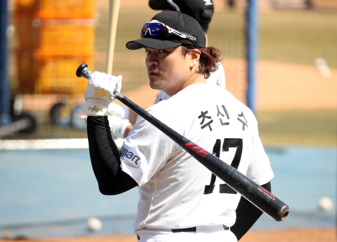 훈련하는 추신수<YONHAP NO-2596>