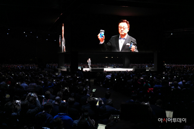 삼성전자 언팩 현장을 가득 메운 사람들