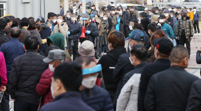 코로나19 신규확진자 수 사흘 연속 400명대