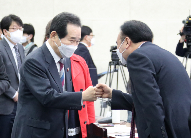 주먹 인사하는 정세균 총리