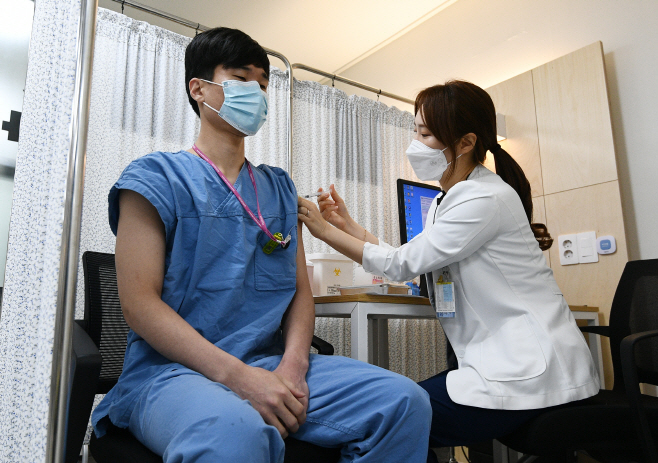 의료기관 종사자 2차접종 시작<YONHAP NO-2166>