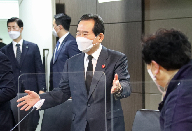 제주4·3 유족회와 인사하는 정세균 총리