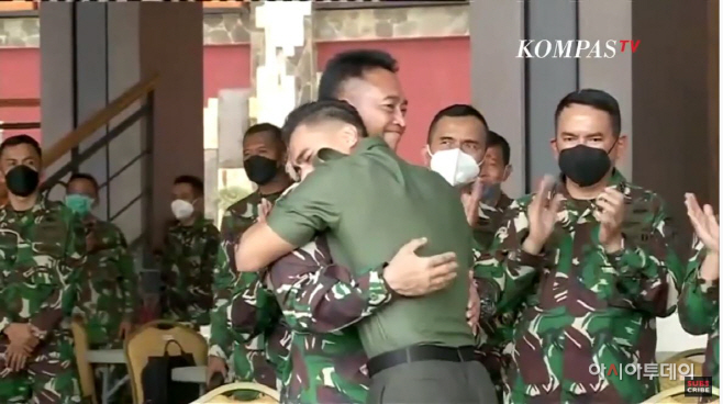 온라인 판결 후 육군사령관과 포옹하는 아쁘릴리오 이등하사