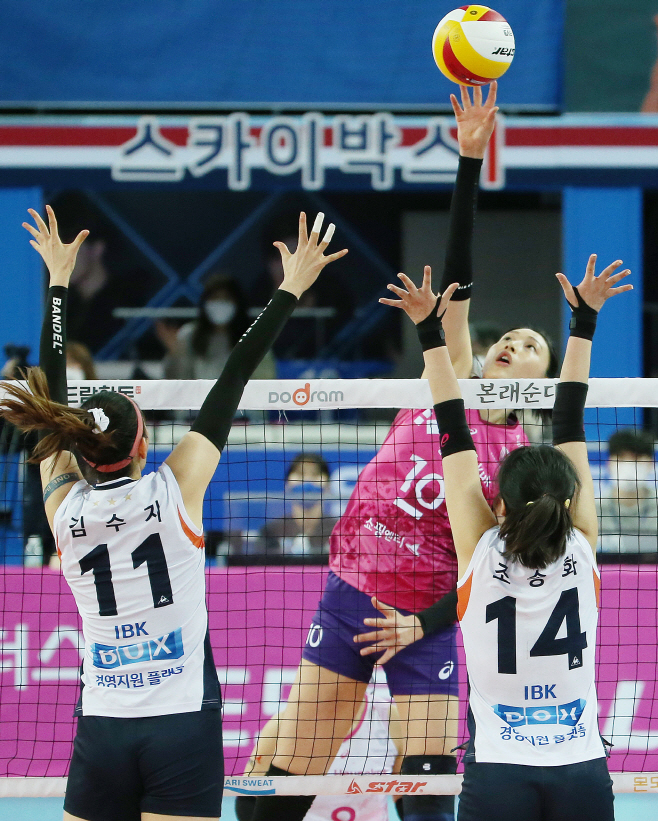 김연경 '내가 제일 높아'<YONHAP NO-2854>
