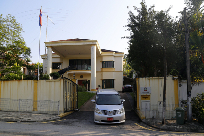 외교관계 단절 속 말레이시아 주재 북한대사관을 떠나는 차량