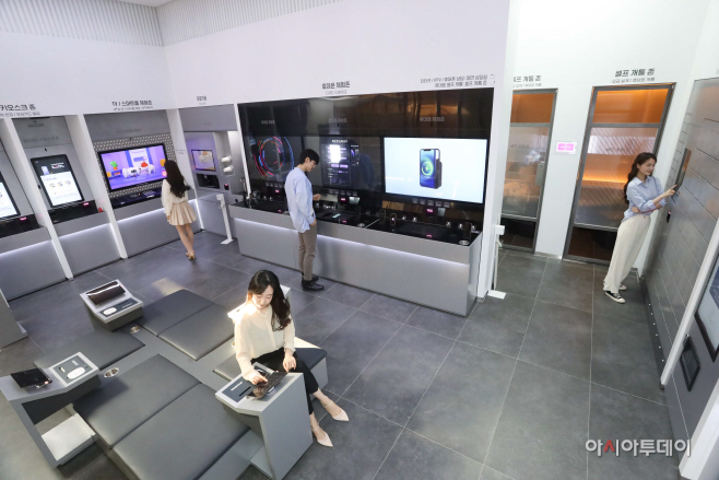 0323 (2) U+언택트스토어 내부 전경