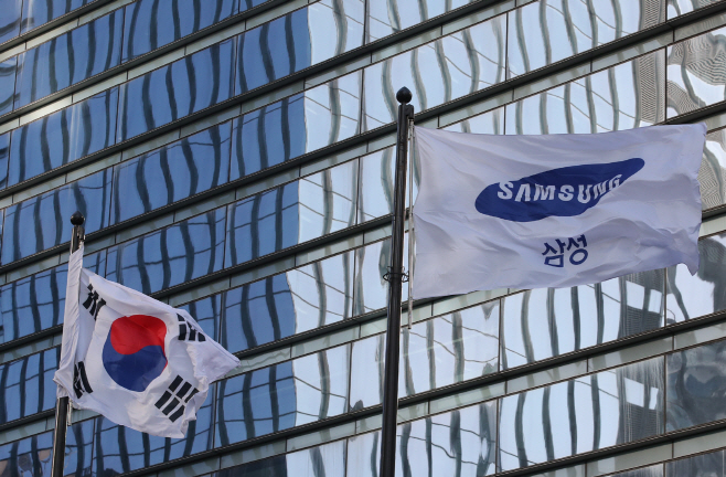 펄럭이는 삼성 깃발<YONHAP NO-3301>