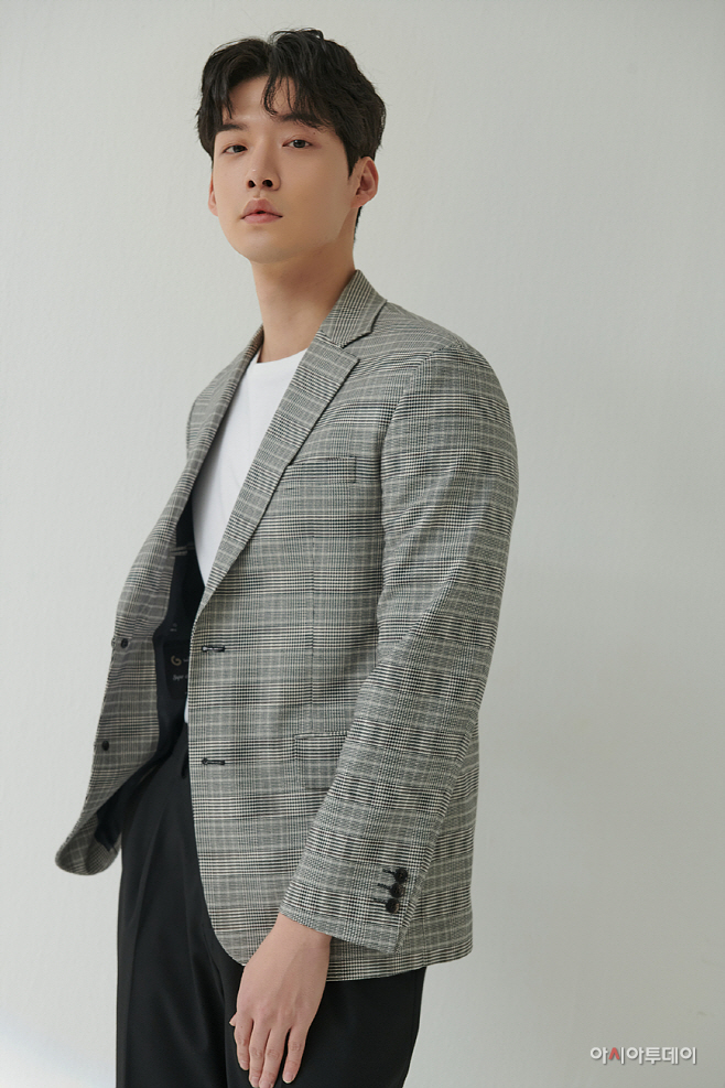 사진 1. 엠비오X무신사 스탠다드 체크 재킷