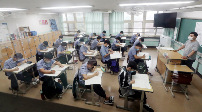 전국연합학력평가 시험 치르는 인천 학생들