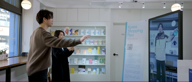 사본 -사본 -1.(사진)스마트관광서비스(AR 가상피팅) 이용사진