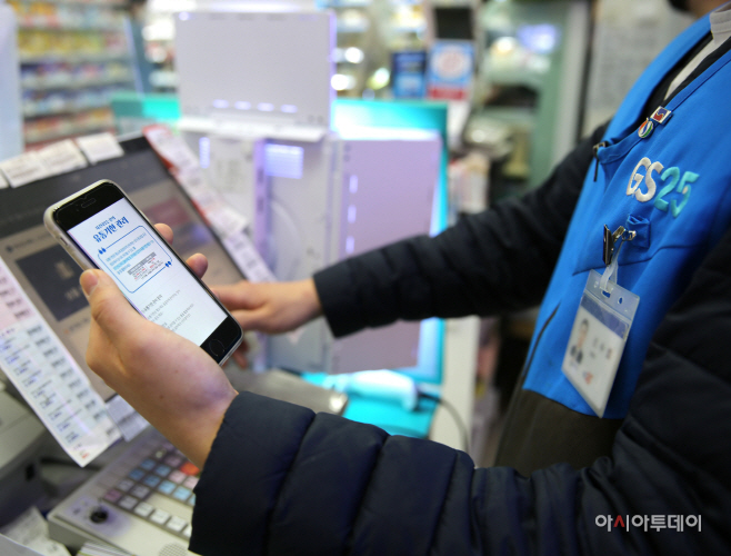 GS25 편의점에서 직원이 챗봇지니를 이용하고 있다._1