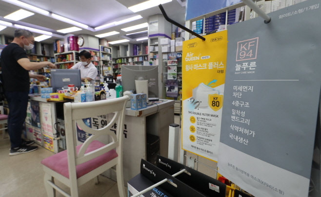 오늘부터 마스크 편하게 산다…약국,마트,편의점도 제한 없이 구매