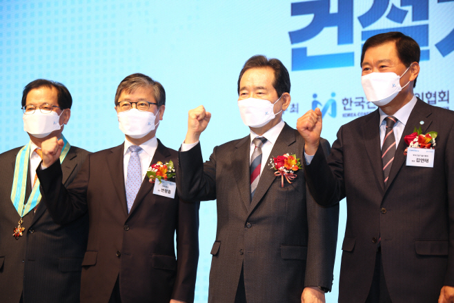 기념 촬영하는 정세균 총리