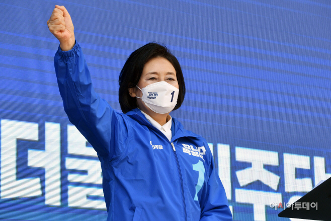[포토] 주먹 불끈 쥔 박영선 민주당 서울시장 후보