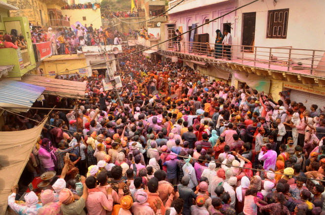 India Lathmar Holi <YONHAP NO-0331> (AP)