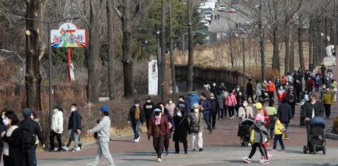 붐비는 어린이대공원<YONHAP NO-2039>