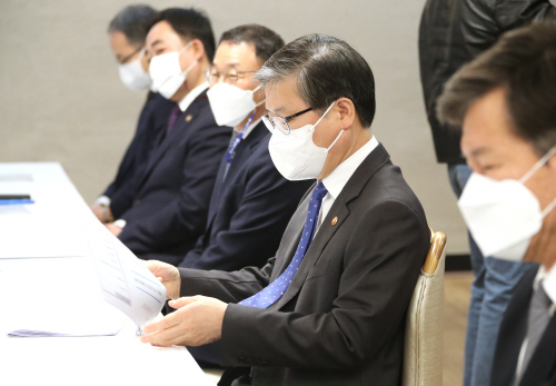 부동산시장 점검 장관회의 참석한 변창흠 장관
