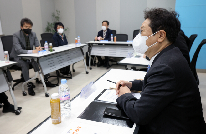 20210329-황희 장관 영화계 간담회04