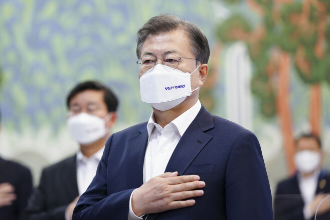국민의례 하는 문재인 대통령