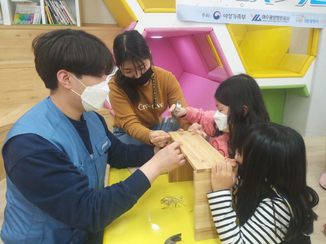 프렌즈봉사단 다문화가정 어린이 목공예 체험 봉사(2)