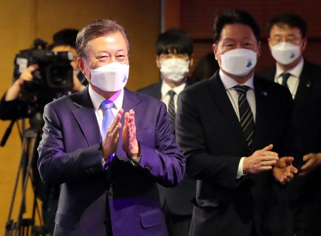 상공의 날 기념식 참석하는 문재인 대통령