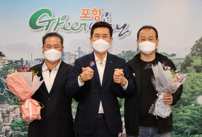 (좌측부터)정석구 흥해시장 번영회장, 이강덕 시장, 박용걸 흥