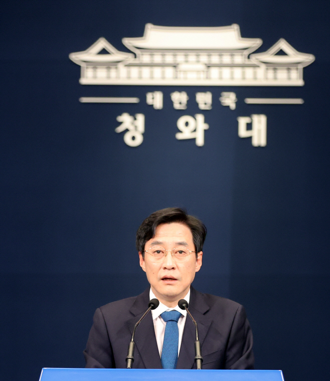 브리핑하는 강민석 대변인