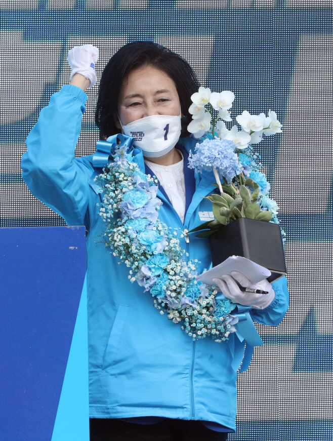 꽃다발 선물 들고 지지호소하는 박영선 후보<YONHAP NO-3798>