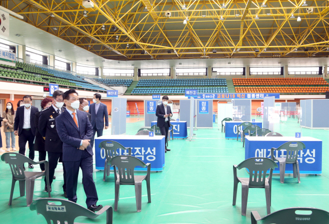 실내체육관 코로나19 백신 접종센터 방문6