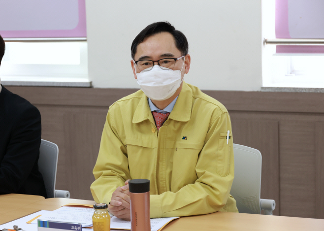 충북 오송중 방역 상황 점검 나선 정종철 차관