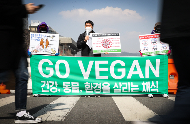 한국채식연합 '건강, 동물, 환경 살리는 채식하세요'