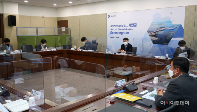 새만금청 비산먼지 저감 점검회의 왼쪽 4번째 박종민 과장