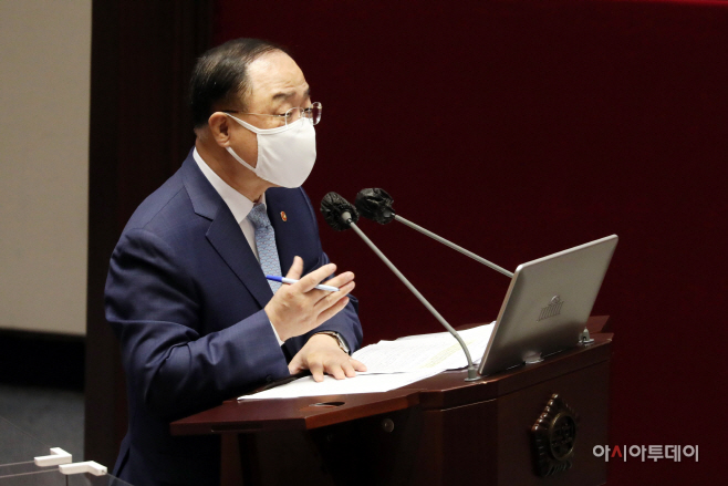 [포토] 홍남기 국무총리 직무대행 '경제 회복세…올해 3% 중반대 성장 가능'