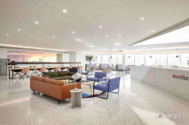 [사진. 월드타워점 공유오피스 '워크플렉스' 로비전경]