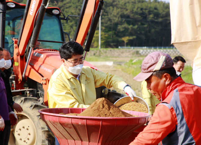 볍씨 파종하는 맹정호 서산시장