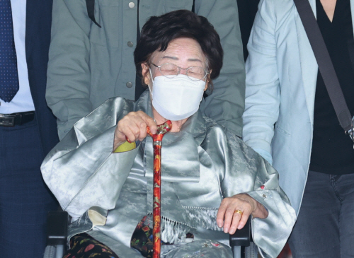 법정 나서는 이용수 할머니