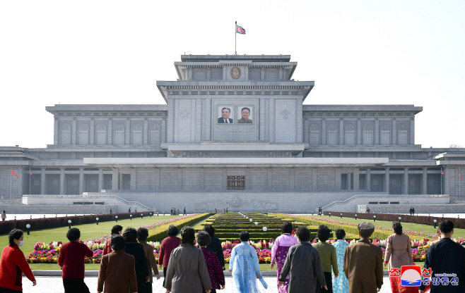 북한 김일성 생일 맞아 금수산태양궁전 찾은 주민들
