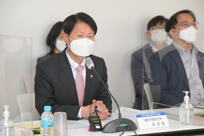 화장품업계와 간담회 하는 김강립 식약처장