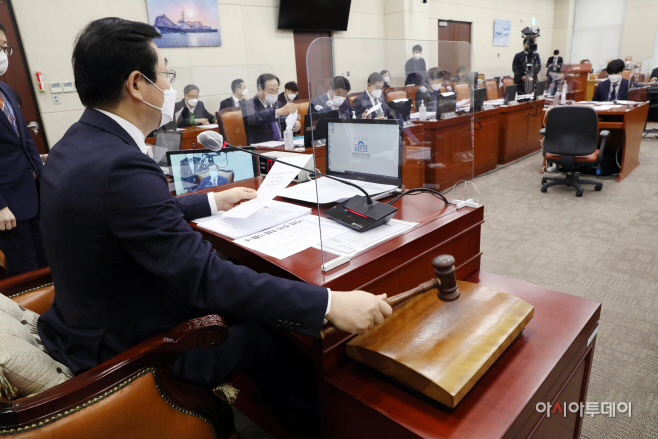 [포토] 의사봉 두드리는 민홍철 국회 국방위원장