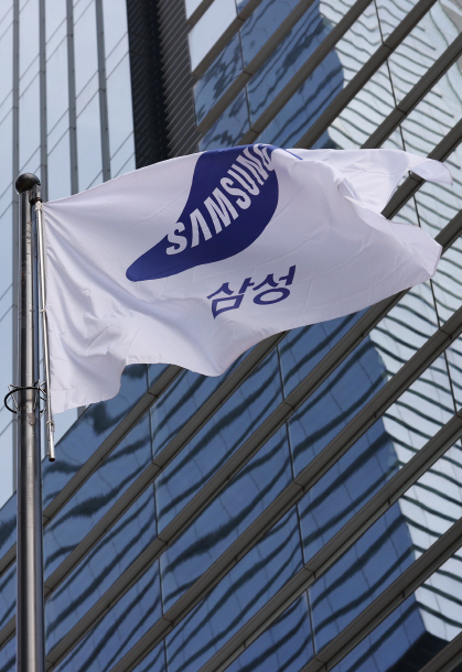 깃발 펄럭이는 삼성 서초사옥